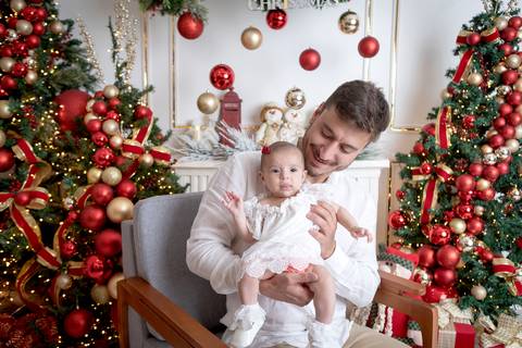 ensaio de natal bebê touca de papai noel brasilia df registrado pela fotógrafa letícia franco papai noel arvore guirlanda pijama carter's carters  trailer neve
ensaio de natal em brasília'