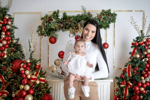 ensaio de natal bebê touca de papai noel brasilia df registrado pela fotógrafa letícia franco papai noel arvore guirlanda pijama carter's carters  trailer neve
ensaio de natal em brasília'