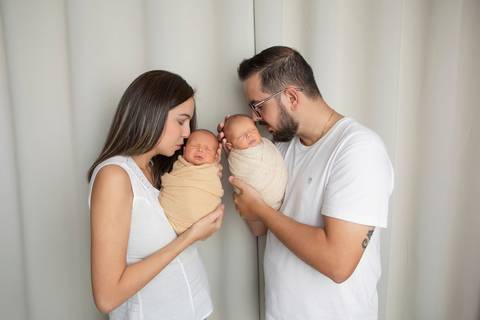 bebê recém nascido newborn brasilia fotografa fotografo fotógrafa brasília df distrito federal baby bebe reborn book melhor leticia franco letícia  wrap enrolado 
gemeos gemelar'
