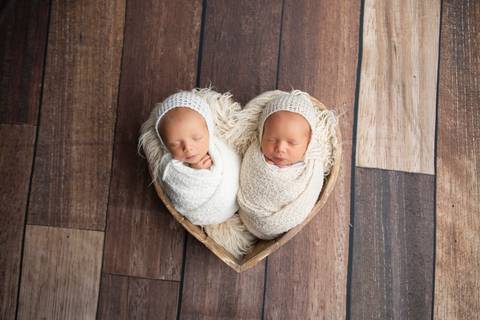 bebê recém nascido newborn brasilia fotografa fotografo fotógrafa brasília df distrito federal baby bebe reborn book melhor leticia franco letícia  wrap enrolado 
gemeos gemelar'