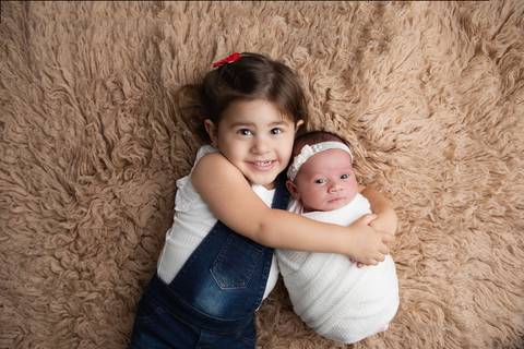 ensaio newborn com irmaos brasilia, fotografia afetiva de familia df, fotos de recem nascido com irmaos, leticiafrancofotos'