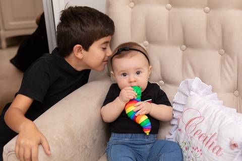 Registro afetivo do desenvolvimento de 6 meses da bebê Cecília no aconchego do seu lar, na Asa Norte, Brasília - DF. Fotografia de família documental por Letícia Franco Fotografia.'