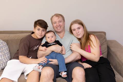 Registro afetivo do desenvolvimento de 6 meses da bebê Cecília no aconchego do seu lar, na Asa Norte, Brasília - DF. Fotografia de família documental por Letícia Franco Fotografia.'