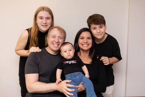 Registro afetivo do desenvolvimento de 6 meses da bebê Cecília no aconchego do seu lar, na Asa Norte, Brasília - DF. Fotografia de família documental por Letícia Franco Fotografia.'