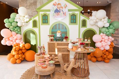 Aniversário infantil com tema Festa Junina no Sudoeste, Brasília. Registro afetivo dos 2 anos do Benjamin na mesa do bolo com decoração de arraiá. Letícia Franco Fotografia.'