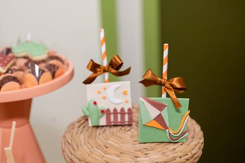 Detalhes de decoração de Festa Junina infantil no Sudoeste, Brasília. Fotografia documental de eventos e aniversários temáticos por Letícia Franco.'