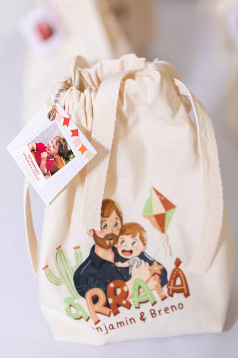 Aniversário infantil com tema Festa Junina no Sudoeste, Brasília. Registro afetivo dos 2 anos do Benjamin na mesa do bolo com decoração de arraiá. Letícia Franco Fotografia.'