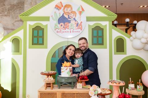 Crianças com trajes caipiras se divertindo em aniversário temático de Festa Junina. Registro espontâneo de infância e brincadeiras no Sudoeste, DF, por Letícia Franco Fotos.'