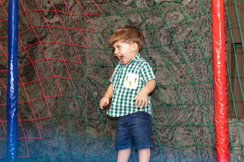 Crianças com trajes caipiras se divertindo em aniversário temático de Festa Junina. Registro espontâneo de infância e brincadeiras no Sudoeste, DF, por Letícia Franco Fotos.'