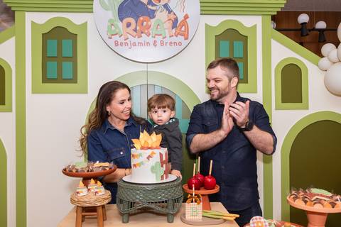 Celebração em família no Arraiá do Benjamin. Fotografia de festa de aniversário de 2 anos com tema junino em Brasília, Distrito Federal. Letícia Franco Fotografia.'