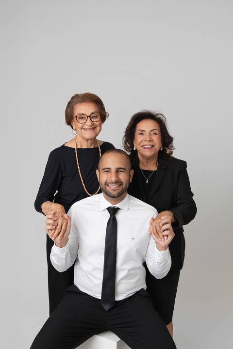 Retrato de família com formando em Medicina no Distrito Federal. Comemoração de formatura e momentos afetivos em Brasília por Letícia Franco Fotos.'
