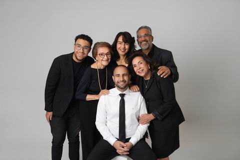 Retrato de família com formando em Medicina no Distrito Federal. Comemoração de formatura e momentos afetivos em Brasília por Letícia Franco Fotos.'