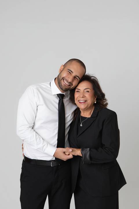 Retrato de família com formando em Medicina no Distrito Federal. Comemoração de formatura e momentos afetivos em Brasília por Letícia Franco Fotos.'