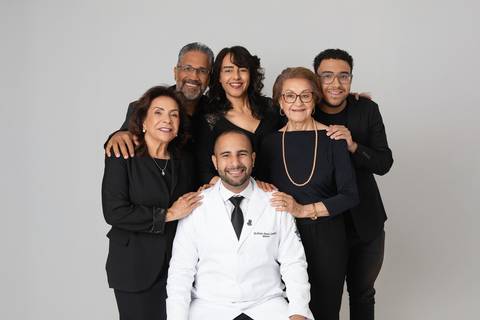 Retrato de família com formando em Medicina no Distrito Federal. Comemoração de formatura e momentos afetivos em Brasília por Letícia Franco Fotos.'
