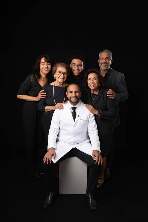 Retrato de família com formando em Medicina no Distrito Federal. Comemoração de formatura e momentos afetivos em Brasília por Letícia Franco Fotos.'