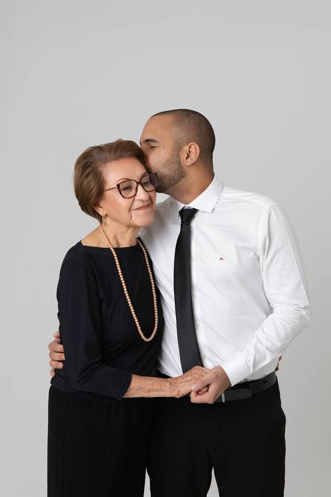 Retrato de família com formando em Medicina no Distrito Federal. Comemoração de formatura e momentos afetivos em Brasília por Letícia Franco Fotos.'