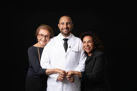 Retrato de família com formando em Medicina no Distrito Federal. Comemoração de formatura e momentos afetivos em Brasília por Letícia Franco Fotos.'
