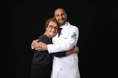 Retrato de família com formando em Medicina no Distrito Federal. Comemoração de formatura e momentos afetivos em Brasília por Letícia Franco Fotos.'
