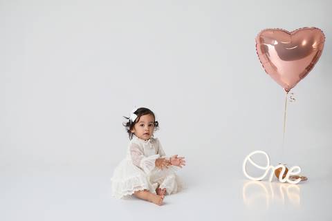 Descobertas e gestos naturais da infância na celebração de um ano da bebê Maitê. Registro documental e sensível de momentos felizes em Brasília.'