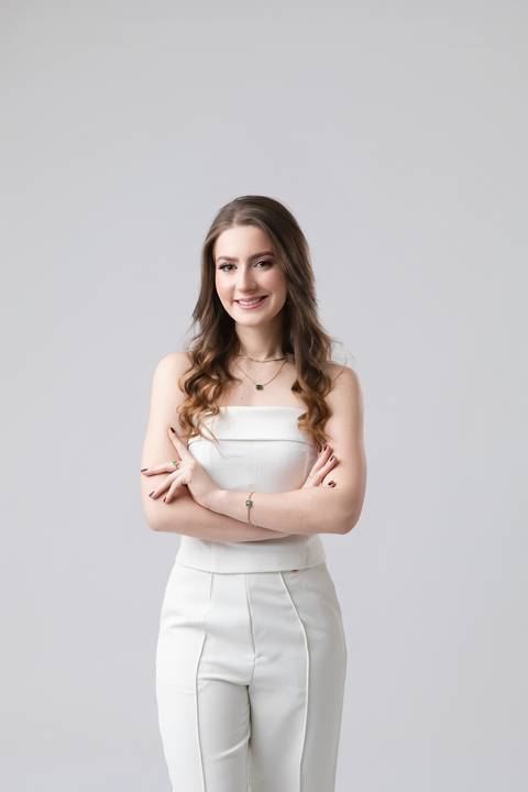 Retrato profissional de formatura. Maria Eduarda em ensaio individual de estúdio com looks casuais e elegantes para marcar a transição profissional.'