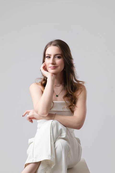 Retrato profissional de formatura. Maria Eduarda em ensaio individual de estúdio com looks casuais e elegantes para marcar a transição profissional.'