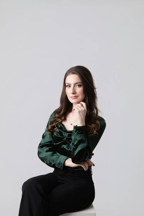 Retrato profissional de formatura. Maria Eduarda em ensaio individual de estúdio com looks casuais e elegantes para marcar a transição profissional.'