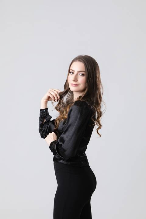 Retrato profissional de formatura. Maria Eduarda em ensaio individual de estúdio com looks casuais e elegantes para marcar a transição profissional.'