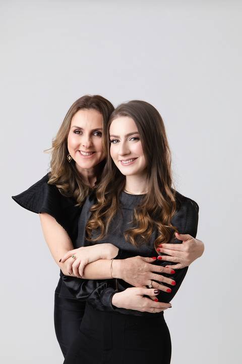o: Retrato de família em estúdio com formanda de Medicina. Maria Eduarda comemorando a formatura com os pais e o cãozinho de estimação.'