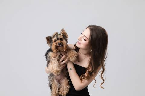 o: Retrato de família em estúdio com formanda de Medicina. Maria Eduarda comemorando a formatura com os pais e o cãozinho de estimação.'