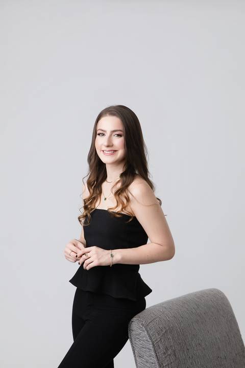 Retrato profissional de formatura. Maria Eduarda em ensaio individual de estúdio com looks casuais e elegantes para marcar a transição profissional.'