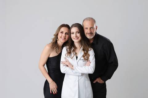 Ensaio de formatura de Medicina. A formanda Maria Eduarda de jaleco oficial e estetoscópio para fotos de posicionamento de imagem e CRM.'