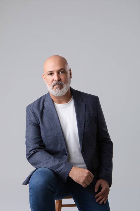 Retrato profissional masculino em estúdio com fundo claro. Marcel em ensaio corporativo de posicionamento de imagem para perfil profissional e LinkedIn.'