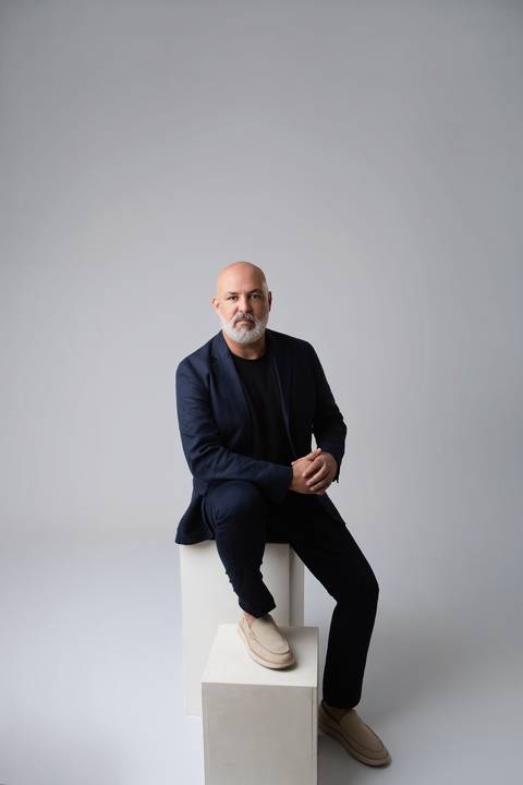 Retrato profissional masculino em estúdio com fundo claro. Marcel em ensaio corporativo de posicionamento de imagem para perfil profissional e LinkedIn.'