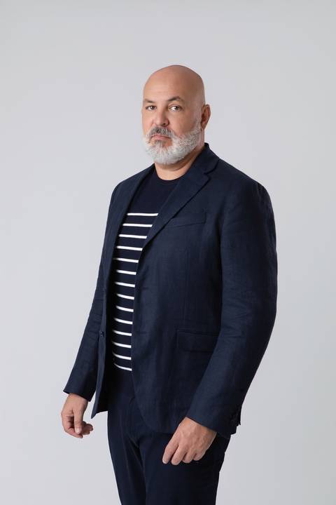 Retrato profissional masculino em estúdio com fundo claro. Marcel em ensaio corporativo de posicionamento de imagem para perfil profissional e LinkedIn.'