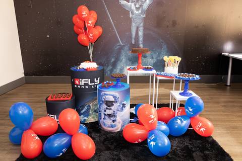 Detalhes decorativos de aniversário infantil de 6 anos com tema espacial. Registro documental de comemoração familiar em Brasília - DF.'