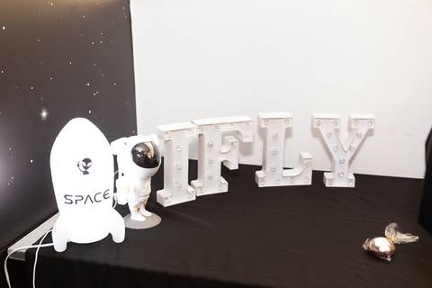 Detalhes decorativos de aniversário infantil de 6 anos com tema espacial. Registro documental de comemoração familiar em Brasília - DF.'
