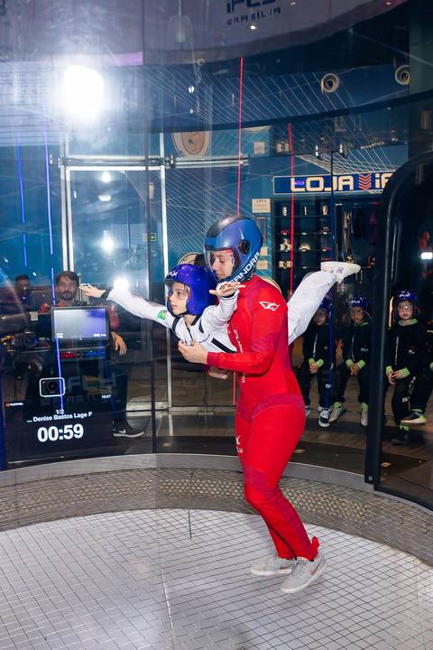 Registro lúdico e dinâmico de infância. Anna comemorando o aniversário de 6 anos com voo livre no túnel de vento do iFly, Distrito Federal.'