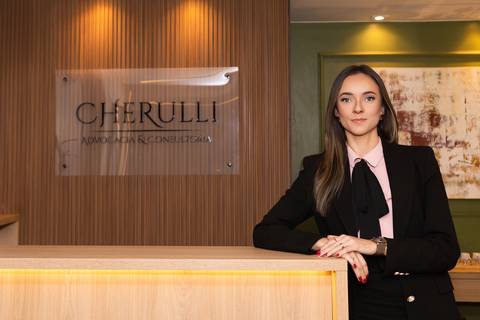 Retrato corporativo de advogada em Brasília. Maíra posando na recepção da Cherulli Advocacia & Consultoria para ensaio profissional de posicionamento de imagem.'