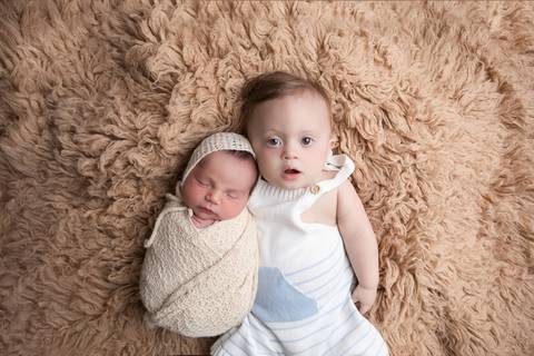 Retrato afetivo dos irmãos Lucas e Rafael. Registro documental do carinho e da conexão dos irmãos durante a sessão de fotos newborn em estúdio. T21 e sindrome de down'