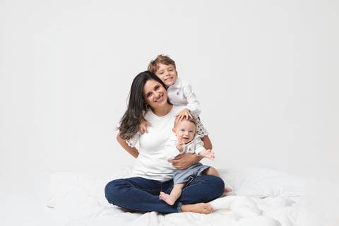 Conexão materna e cumplicidade entre irmãos. A mamãe Naiá em momento de puro afeto com os filhos Miguel e Matheus durante o registro de 6 meses do caçula.'