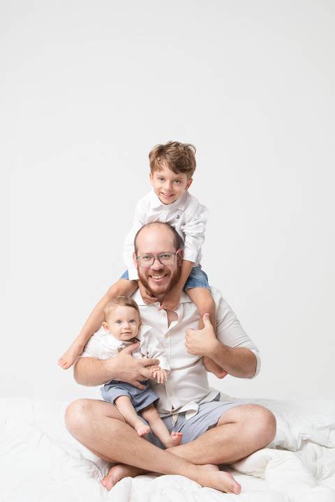 Laços de amor e proteção paterna. O papai em momento descontraído e alegre com os filhos Miguel e Matheus em Brasília, Distrito Federal.'
