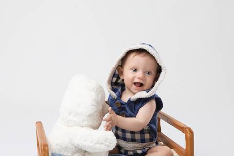 A doçura e a pureza do primeiro ano de vida. Detalhe das expressões alegres do bebê Matheus em comemoração familiar de 6 meses, por Letícia Franco Fotografia.'