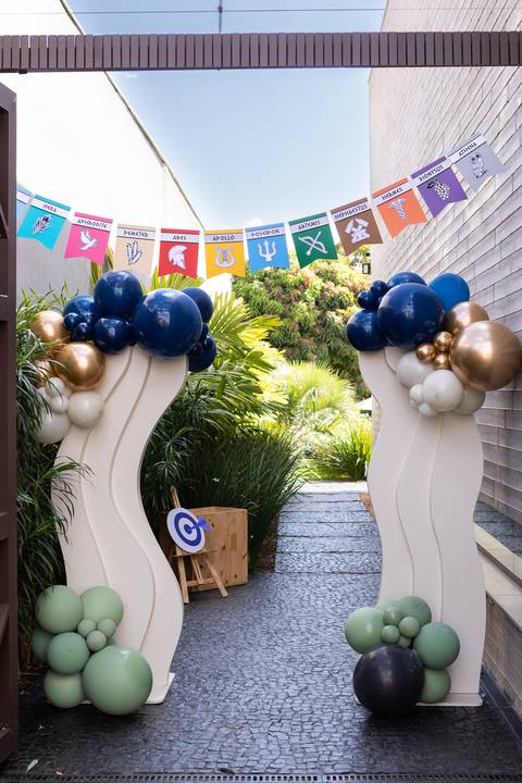 Detalhes da decoração temática de aniversário de 9 anos inspirada no livro Percy Jackson. Registro lúdico de doces personalizados e bolo do Acampamento Meio-Sangue em Brasília.'