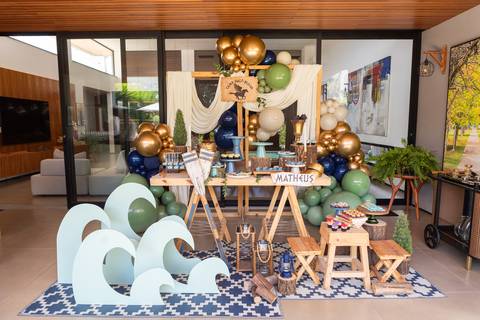 Detalhes da decoração temática de aniversário de 9 anos inspirada no livro Percy Jackson. Registro lúdico de doces personalizados e bolo do Acampamento Meio-Sangue em Brasília.'