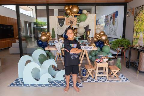 Retrato de família e laços de afeto no momento do parabéns de 9 anos do Matheus. A celebração e a união da família ao redor do bolo temático em Brasília - DF.'