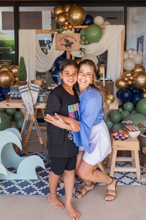 Retrato de família e laços de afeto no momento do parabéns de 9 anos do Matheus. A celebração e a união da família ao redor do bolo temático em Brasília - DF.'