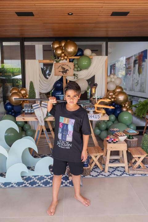 Retrato de família e laços de afeto no momento do parabéns de 9 anos do Matheus. A celebração e a união da família ao redor do bolo temático em Brasília - DF.'