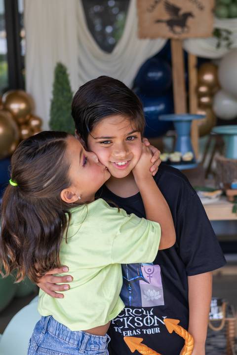 Retrato de família e laços de afeto no momento do parabéns de 9 anos do Matheus. A celebração e a união da família ao redor do bolo temático em Brasília - DF.'