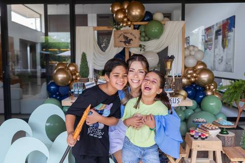 Retrato de família e laços de afeto no momento do parabéns de 9 anos do Matheus. A celebração e a união da família ao redor do bolo temático em Brasília - DF.'
