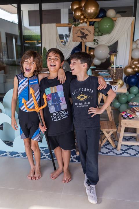 Retrato de família e laços de afeto no momento do parabéns de 9 anos do Matheus. A celebração e a união da família ao redor do bolo temático em Brasília - DF.'